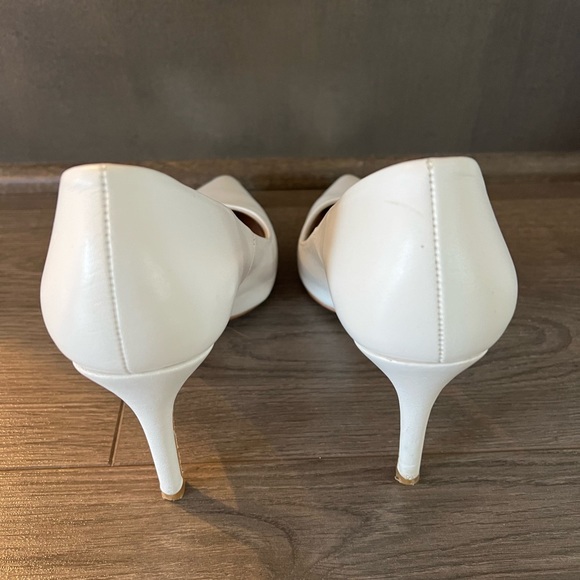 Saks Fifth Avenue White Heels Size 6.5 - Picture 4 of 8